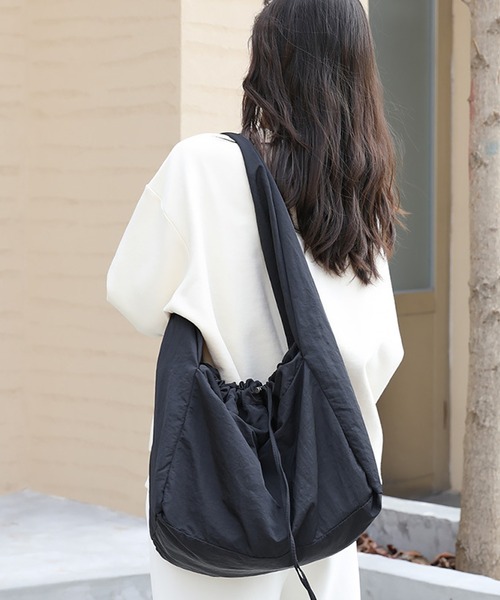 ROOPTOKYO（ループトウキョウ）の「【大容量】パフィーショルダーバッグ（ショルダーバッグ・レディース・ホワイト/ブラック・FREE）」の5枚目の写真