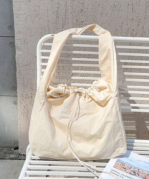 ROOPTOKYO（ループトウキョウ）の「【大容量】パフィーショルダーバッグ（ショルダーバッグ・レディース・ホワイト/ブラック・FREE）」の6枚目の写真