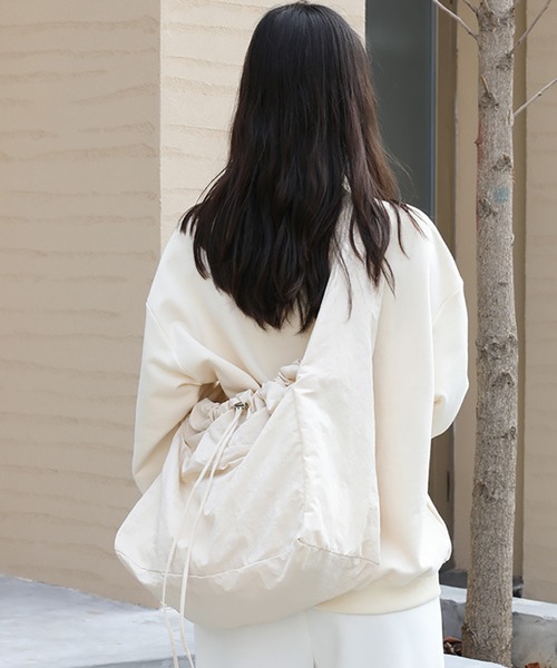 ROOPTOKYO（ループトウキョウ）の「【大容量】パフィーショルダーバッグ（ショルダーバッグ・レディース・ホワイト/ブラック・FREE）」の3枚目の写真