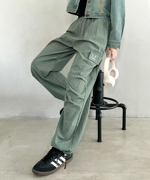 MUCENT(ムセント)の「【日本未発売/WEB限定】MUCENT(ムセント)/ワイド ルーズ イージー カーゴパンツ/GROSS NYLON PARACHUTE CARGO PANTS(カーゴパンツ・レディース・ブラック/カーキ/グレー/チャコールグレー/ベージュ・FREE)」の1枚目の写真