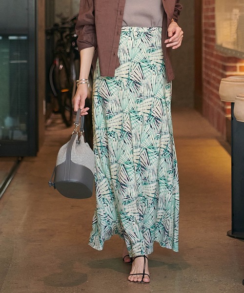 Jines(ジネス)の「AMARAボタニカルプリント ロングスカート(スカート・レディース・グリーン・38)」の1枚目の写真