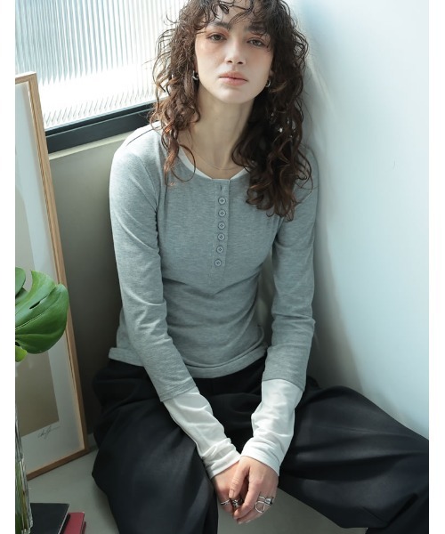 Re:EDIT(リエディ)の「配色レイヤード風ヘンリーネックニットトップス(Tシャツ/カットソー・レディース・グレー/ホワイト/チャコール・MEDIUM/LARGE)」の1枚目の写真