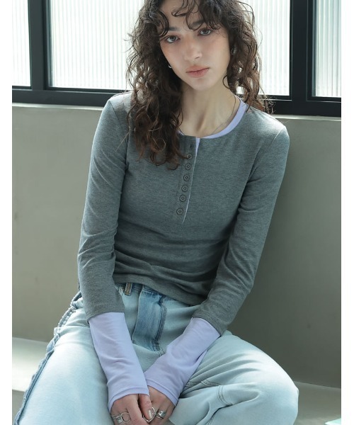 Re:EDIT(リエディ)の「配色レイヤード風ヘンリーネックニットトップス(Tシャツ/カットソー・レディース・グレー/ホワイト/チャコール・MEDIUM/LARGE)」の3枚目の写真