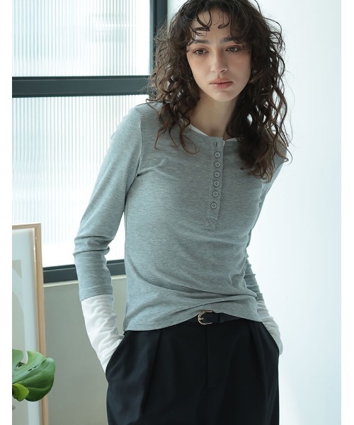Re:EDIT(リエディ)の「配色レイヤード風ヘンリーネックニットトップス(Tシャツ/カットソー・レディース・グレー/ホワイト/チャコール・MEDIUM/LARGE)」の5枚目の写真