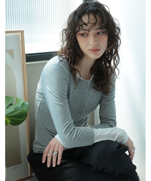 Re:EDIT(リエディ)の「配色レイヤード風ヘンリーネックニットトップス(Tシャツ/カットソー・レディース・グレー/ホワイト/チャコール・MEDIUM/LARGE)」の6枚目の写真