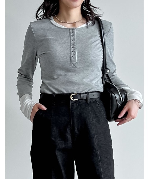 Re:EDIT(リエディ)の「配色レイヤード風ヘンリーネックニットトップス(Tシャツ/カットソー・レディース・グレー/ホワイト/チャコール・MEDIUM/LARGE)」の7枚目の写真