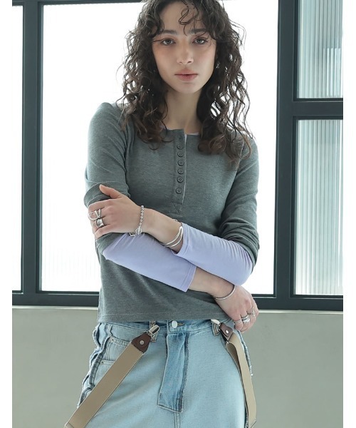 Re:EDIT(リエディ)の「配色レイヤード風ヘンリーネックニットトップス(Tシャツ/カットソー・レディース・グレー/ホワイト/チャコール・MEDIUM/LARGE)」の13枚目の写真