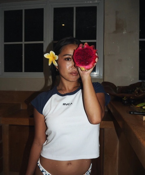 RVCA(ルーカ)の「RVCA レディース MINI RVCA BABY RAGLAN ST Tシャツ 【2025年夏モデル】/ルーカショート丈(短丈)ラグランTシャツ(Tシャツ/カットソー・レディース・ブルー/ブラック/レッド・SMALL/MEDIUM/LARGE)」の3枚目の写真