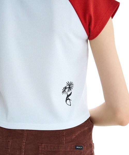 RVCA(ルーカ)の「RVCA レディース MINI RVCA BABY RAGLAN ST Tシャツ 【2025年夏モデル】/ルーカショート丈(短丈)ラグランTシャツ(Tシャツ/カットソー・レディース・ブルー/ブラック/レッド・SMALL/MEDIUM/LARGE)」の15枚目の写真