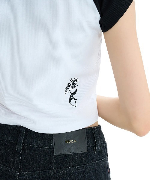RVCA(ルーカ)の「RVCA レディース MINI RVCA BABY RAGLAN ST Tシャツ 【2025年夏モデル】/ルーカショート丈(短丈)ラグランTシャツ(Tシャツ/カットソー・レディース・ブルー/ブラック/レッド・SMALL/MEDIUM/LARGE)」の5枚目の写真