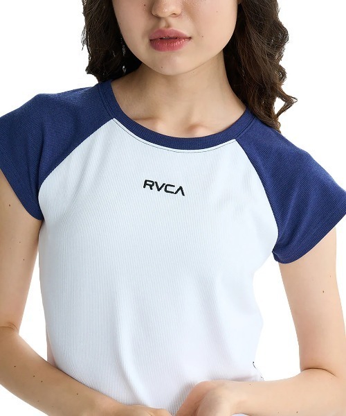 RVCA(ルーカ)の「RVCA レディース MINI RVCA BABY RAGLAN ST Tシャツ 【2025年夏モデル】/ルーカショート丈(短丈)ラグランTシャツ(Tシャツ/カットソー・レディース・ブルー/ブラック/レッド・SMALL/MEDIUM/LARGE)」の11枚目の写真