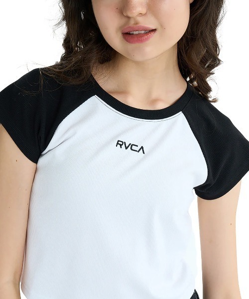 RVCA(ルーカ)の「RVCA レディース MINI RVCA BABY RAGLAN ST Tシャツ 【2025年夏モデル】/ルーカショート丈(短丈)ラグランTシャツ(Tシャツ/カットソー・レディース・ブルー/ブラック/レッド・SMALL/MEDIUM/LARGE)」の6枚目の写真