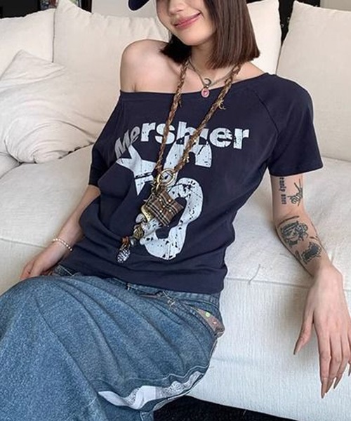 MEMECLE(メメクル)の「【 MEMECLE / メメクル 】レトロロゴ ナンバーシックスプリントオフショルカットソー(Tシャツ/カットソー・レディース・ネイビー/イエロー/ホワイト/グレー・SMALL/MEDIUM)」の4枚目の写真