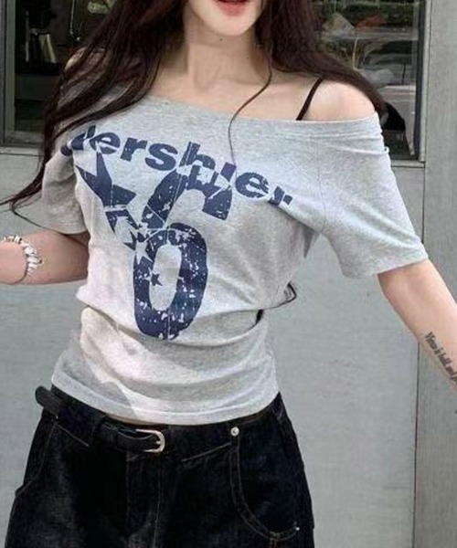 MEMECLE(メメクル)の「【 MEMECLE / メメクル 】レトロロゴ ナンバーシックスプリントオフショルカットソー(Tシャツ/カットソー・レディース・ネイビー/イエロー/ホワイト/グレー・SMALL/MEDIUM)」の3枚目の写真