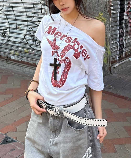 MEMECLE(メメクル)の「【 MEMECLE / メメクル 】レトロロゴ ナンバーシックスプリントオフショルカットソー(Tシャツ/カットソー・レディース・ネイビー/イエロー/ホワイト/グレー・SMALL/MEDIUM)」の2枚目の写真