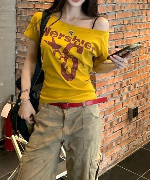 MEMECLE(メメクル)の「【 MEMECLE / メメクル 】レトロロゴ ナンバーシックスプリントオフショルカットソー(Tシャツ/カットソー・レディース・ネイビー/イエロー/ホワイト/グレー・SMALL/MEDIUM)」の1枚目の写真