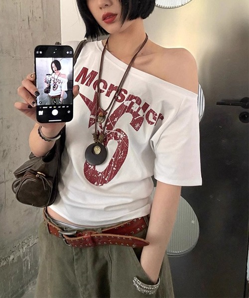 MEMECLE(メメクル)の「【 MEMECLE / メメクル 】レトロロゴ ナンバーシックスプリントオフショルカットソー(Tシャツ/カットソー・レディース・ネイビー/イエロー/ホワイト/グレー・SMALL/MEDIUM)」の9枚目の写真