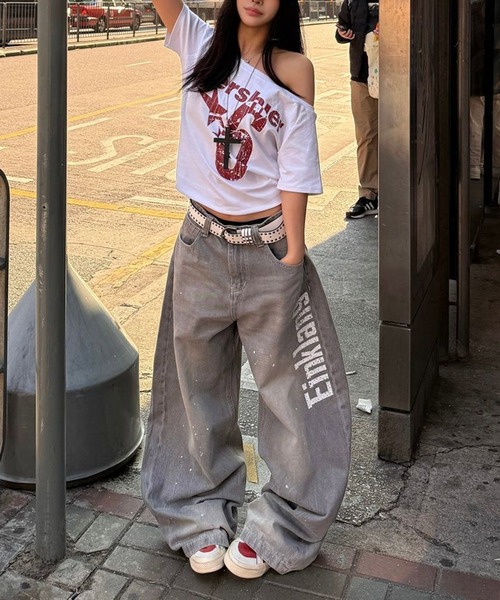 MEMECLE(メメクル)の「【 MEMECLE / メメクル 】レトロロゴ ナンバーシックスプリントオフショルカットソー(Tシャツ/カットソー・レディース・ネイビー/イエロー/ホワイト/グレー・SMALL/MEDIUM)」の10枚目の写真
