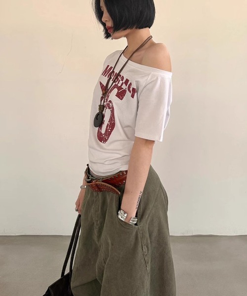 MEMECLE(メメクル)の「【 MEMECLE / メメクル 】レトロロゴ ナンバーシックスプリントオフショルカットソー(Tシャツ/カットソー・レディース・ネイビー/イエロー/ホワイト/グレー・SMALL/MEDIUM)」の11枚目の写真