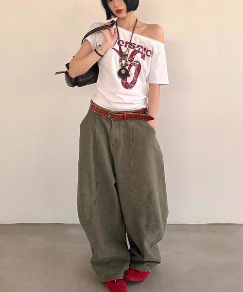 MEMECLE(メメクル)の「【 MEMECLE / メメクル 】レトロロゴ ナンバーシックスプリントオフショルカットソー(Tシャツ/カットソー・レディース・ネイビー/イエロー/ホワイト/グレー・SMALL/MEDIUM)」の5枚目の写真
