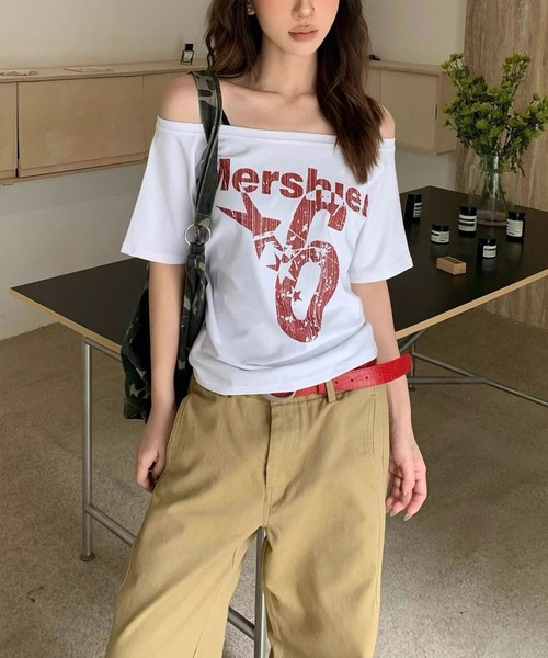 MEMECLE(メメクル)の「【 MEMECLE / メメクル 】レトロロゴ ナンバーシックスプリントオフショルカットソー(Tシャツ/カットソー・レディース・ネイビー/イエロー/ホワイト/グレー・SMALL/MEDIUM)」の6枚目の写真