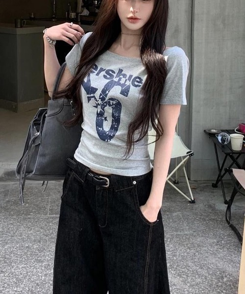 MEMECLE(メメクル)の「【 MEMECLE / メメクル 】レトロロゴ ナンバーシックスプリントオフショルカットソー(Tシャツ/カットソー・レディース・ネイビー/イエロー/ホワイト/グレー・SMALL/MEDIUM)」の13枚目の写真