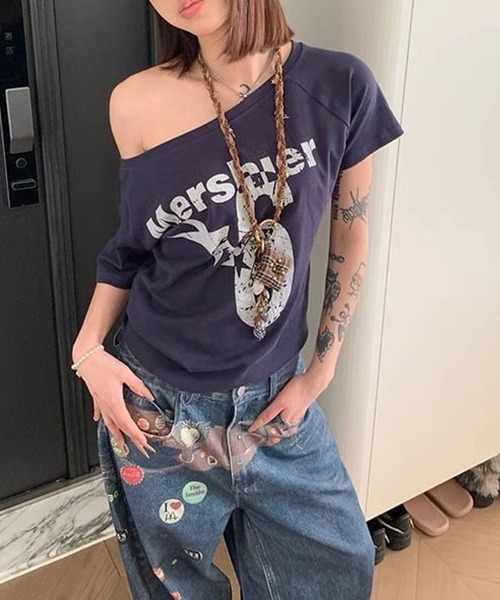 MEMECLE(メメクル)の「【 MEMECLE / メメクル 】レトロロゴ ナンバーシックスプリントオフショルカットソー(Tシャツ/カットソー・レディース・ネイビー/イエロー/ホワイト/グレー・SMALL/MEDIUM)」の14枚目の写真