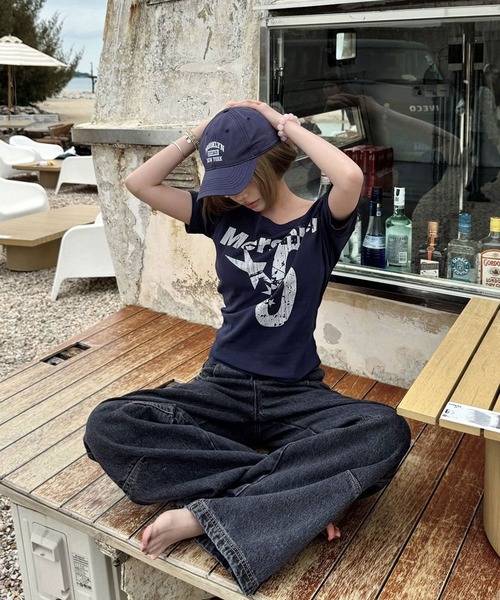 MEMECLE(メメクル)の「【 MEMECLE / メメクル 】レトロロゴ ナンバーシックスプリントオフショルカットソー(Tシャツ/カットソー・レディース・ネイビー/イエロー/ホワイト/グレー・SMALL/MEDIUM)」の16枚目の写真