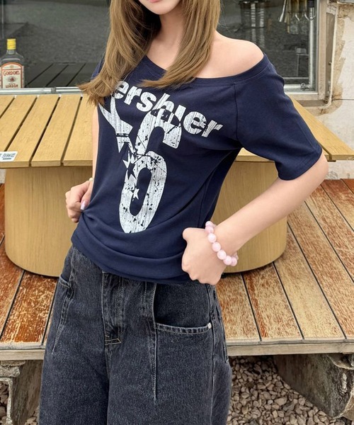 MEMECLE(メメクル)の「【 MEMECLE / メメクル 】レトロロゴ ナンバーシックスプリントオフショルカットソー(Tシャツ/カットソー・レディース・ネイビー/イエロー/ホワイト/グレー・SMALL/MEDIUM)」の17枚目の写真