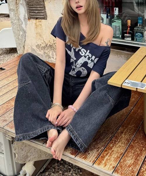 MEMECLE(メメクル)の「【 MEMECLE / メメクル 】レトロロゴ ナンバーシックスプリントオフショルカットソー(Tシャツ/カットソー・レディース・ネイビー/イエロー/ホワイト/グレー・SMALL/MEDIUM)」の19枚目の写真