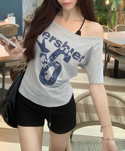 MEMECLE(メメクル)の「【 MEMECLE / メメクル 】レトロロゴ ナンバーシックスプリントオフショルカットソー(Tシャツ/カットソー・レディース・ネイビー/イエロー/ホワイト/グレー・SMALL/MEDIUM)」の12枚目の写真