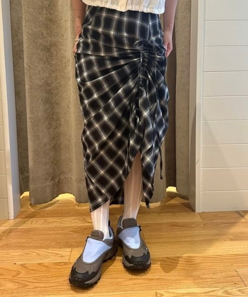 Ray BEAMS（レイビームス）の「チェック シャーリング タイトスカート（スカート・レディース・ブラック/レッド・1/0）」の2枚目の写真