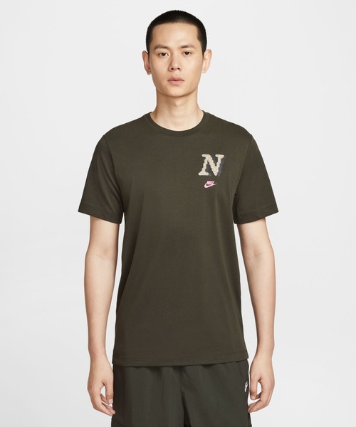 NIKE（ナイキ）の「【別注】ナイキ  NSW クラブ ネオ バーシティ S/S  限定コラボ（Tシャツ/カットソー・メンズ・ホワイト/カーキ・S/M/L/LL/3L）」の2枚目の写真