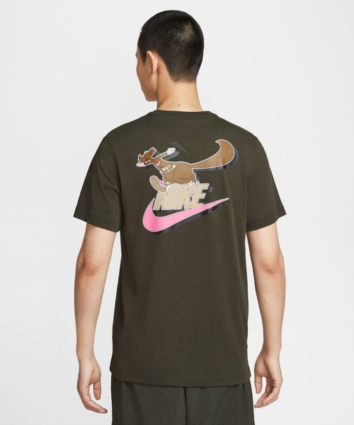 NIKE（ナイキ）の「【別注】ナイキ  NSW クラブ ネオ バーシティ S/S  限定コラボ（Tシャツ/カットソー・メンズ・ホワイト/カーキ・S/M/L/LL/3L）」の6枚目の写真