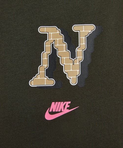 NIKE（ナイキ）の「【別注】ナイキ  NSW クラブ ネオ バーシティ S/S  限定コラボ（Tシャツ/カットソー・メンズ・ホワイト/カーキ・S/M/L/LL/3L）」の5枚目の写真