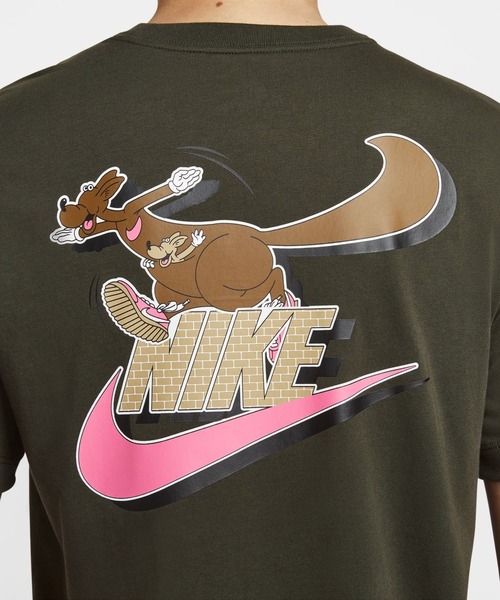 NIKE（ナイキ）の「【別注】ナイキ  NSW クラブ ネオ バーシティ S/S  限定コラボ（Tシャツ/カットソー・メンズ・ホワイト/カーキ・S/M/L/LL/3L）」の4枚目の写真
