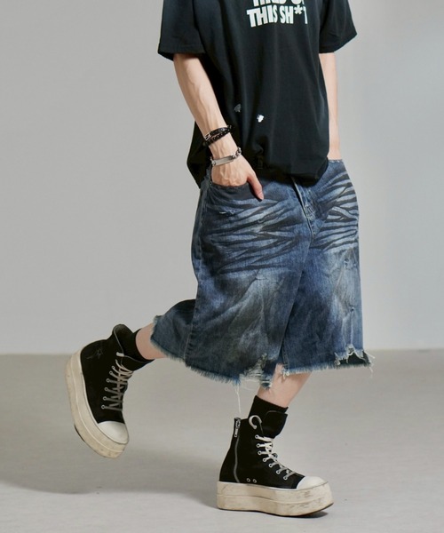 Chikashitsu +（チカシツプラス）の「【Chikashitsu +】oiled wash damage bermuda pants / 【チカシツプラス】オイルドウォッシュダメージバミューダパンツ（デニムパンツ・メンズ・ブルー/ブラック・M/L/S）」の2枚目の写真