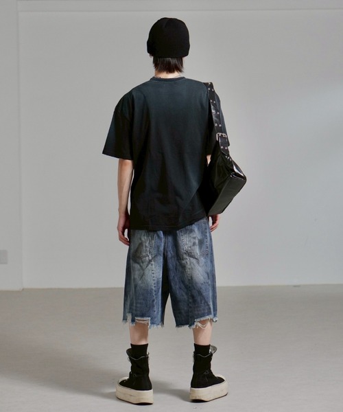 Chikashitsu +（チカシツプラス）の「【Chikashitsu +】oiled wash damage bermuda pants / 【チカシツプラス】オイルドウォッシュダメージバミューダパンツ（デニムパンツ・メンズ・ブルー/ブラック・M/L/S）」の5枚目の写真