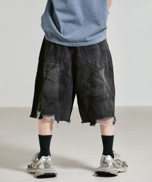 Chikashitsu +（チカシツプラス）の「【Chikashitsu +】oiled wash damage bermuda pants / 【チカシツプラス】オイルドウォッシュダメージバミューダパンツ（デニムパンツ・メンズ・ブルー/ブラック・M/L/S）」の20枚目の写真