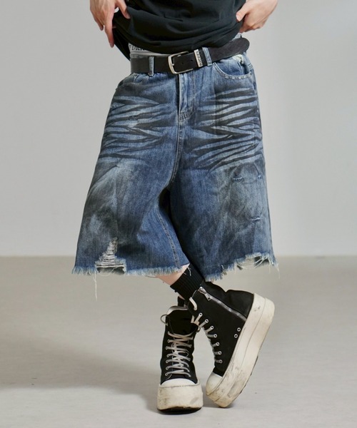 Chikashitsu +（チカシツプラス）の「【Chikashitsu +】oiled wash damage bermuda pants / 【チカシツプラス】オイルドウォッシュダメージバミューダパンツ（デニムパンツ・メンズ・ブルー/ブラック・M/L/S）」の6枚目の写真