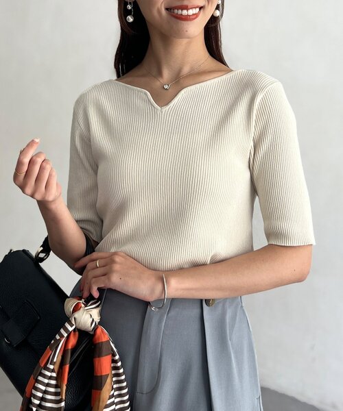 Chez toi（シェトワ）の「前後2WAY5分袖キーネックリブニット（ニット/セーター・レディース・ブラウン/ブラック/アイボリー/イエロー・FREE）」の2枚目の写真