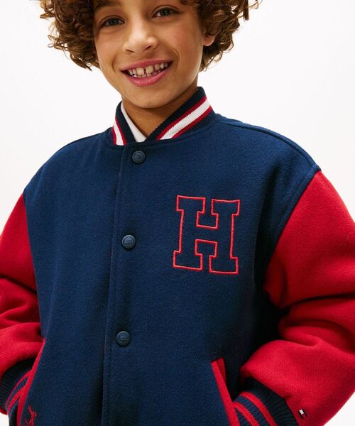 TOMMY HILFIGER(トミーヒルフィガー)の「BOYS リバーシブルトミーグラフィックボンバージャケット(ブルゾン・キッズ・ネイビー・160cm/130cm/150cm/140cm)」の2枚目の写真