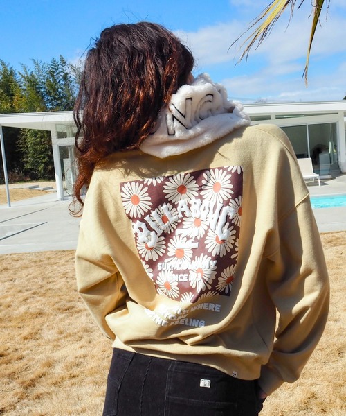 BILLABONG（ビラボン）の「BILLABONG レディース SQUARE LOGO BOY FIT トレーナー 【BOY FIT】【2025年秋冬モデル】/ビラボンバックロゴボックスプリントプルオーバースウェットトレーナー（スウェット・レディース・ホワイト/イエロー系その他/ブラック系その他/ブラック・MEDIUM/LARGE）」の4枚目の写真