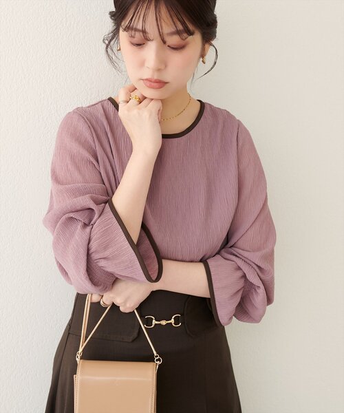 natural couture(ナチュラルクチュール)の「プリーツパイピングブラウス(シャツ/ブラウス・レディース・ピンク/ブラウン/モカ/サックスブルー/オフホワイト・FREE)」の5枚目の写真
