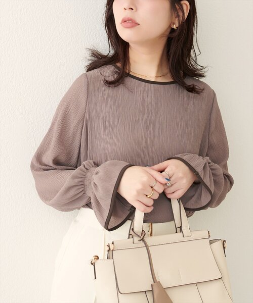 natural couture(ナチュラルクチュール)の「プリーツパイピングブラウス(シャツ/ブラウス・レディース・ピンク/ブラウン/モカ/サックスブルー/オフホワイト・FREE)」の3枚目の写真