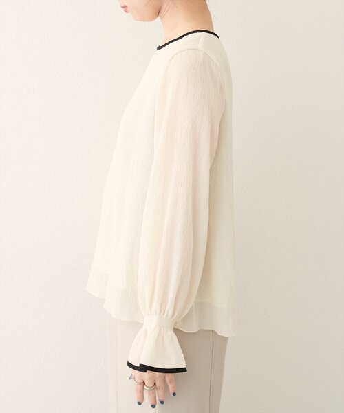 natural couture(ナチュラルクチュール)の「プリーツパイピングブラウス(シャツ/ブラウス・レディース・ピンク/ブラウン/モカ/サックスブルー/オフホワイト・FREE)」の8枚目の写真
