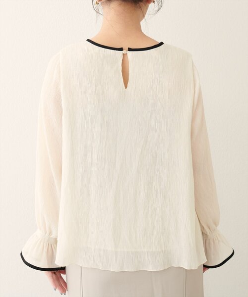 natural couture(ナチュラルクチュール)の「プリーツパイピングブラウス(シャツ/ブラウス・レディース・ピンク/ブラウン/モカ/サックスブルー/オフホワイト・FREE)」の7枚目の写真
