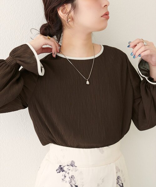 natural couture(ナチュラルクチュール)の「プリーツパイピングブラウス(シャツ/ブラウス・レディース・ピンク/ブラウン/モカ/サックスブルー/オフホワイト・FREE)」の15枚目の写真