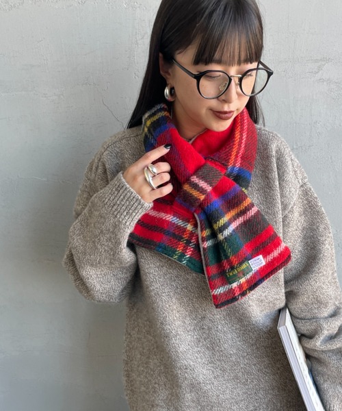 TWEED MILL（ツイードミル）の「[TWEED MILL/ツイードミル] 別注 チェック×フリース リバーシブル差し込みマフラー（マフラー・レディース・グレー/レッド系その他/レッド/グレー系その他/オートミール・F）」の2枚目の写真