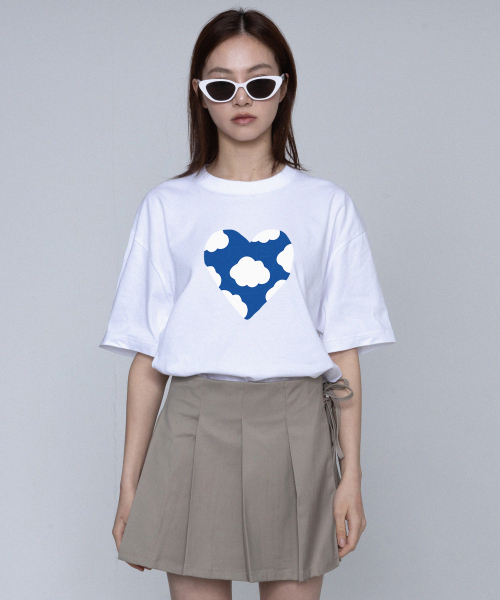 GRAVER（グレーバー）の「[ユニセックス]ビッグブルーハートクラウドスマイル半袖Tシャツ_ホワイト（Tシャツ/カットソー・レディース・ホワイト・X-LARGE/SMALL/MEDIUM/LARGE）」の2枚目の写真